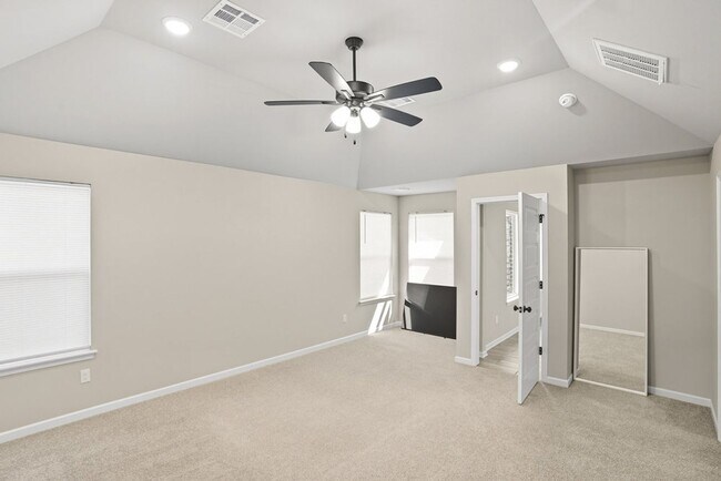 Building Photo - Like new, Move in Ready.