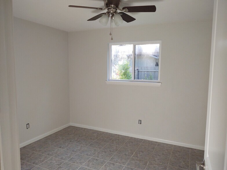 Building Photo - 219 Pine Cone Trl