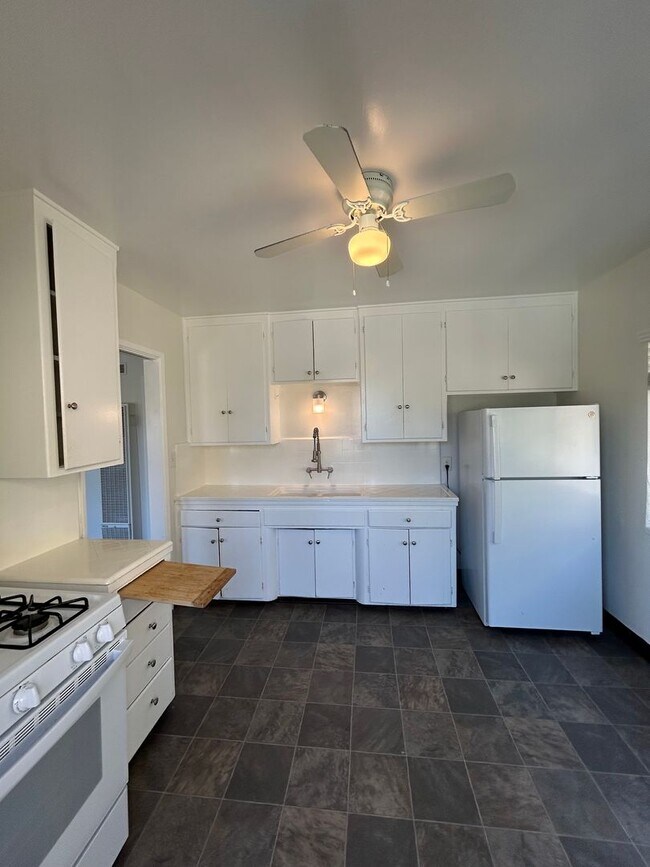 Building Photo - 841-845 Felspar Street