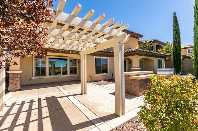 Building Photo - 2713 Cyrano St