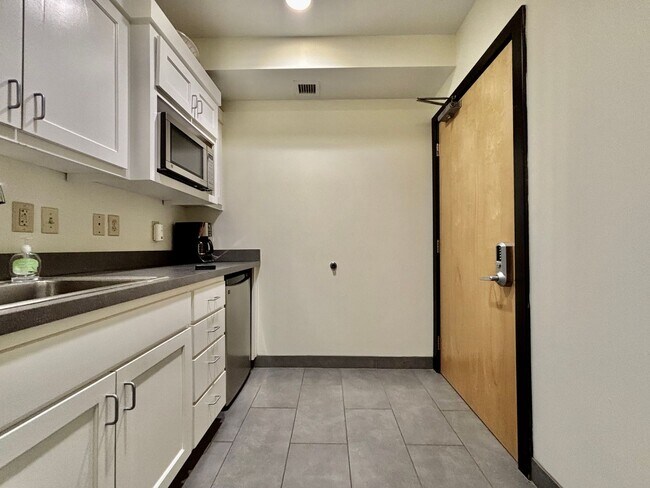 Building Photo - 1001 W 39th St