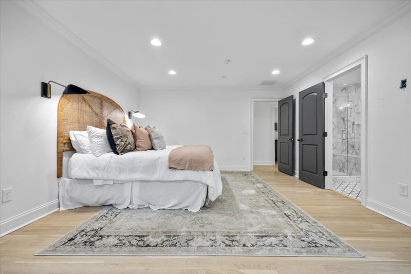 Building Photo - 3565 Lake Dr SE