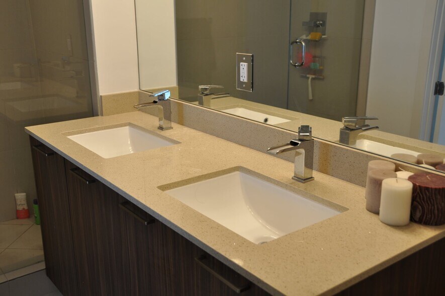 Master Bathroom - 5300 Paseo Blvd