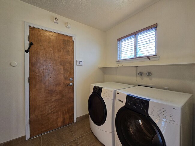 Building Photo - 2300 Calle Brocha