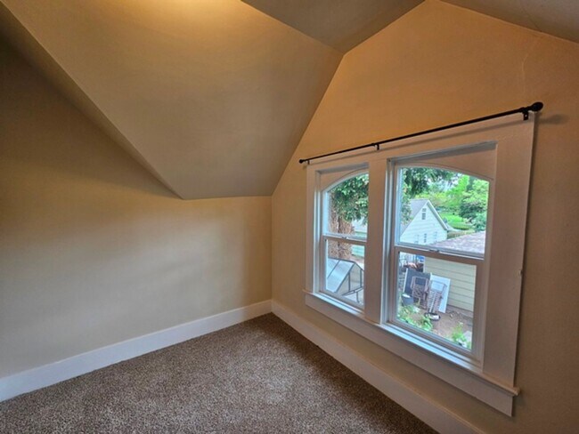 Building Photo - 4Bd/2Ba Two Story House-For Viewing!