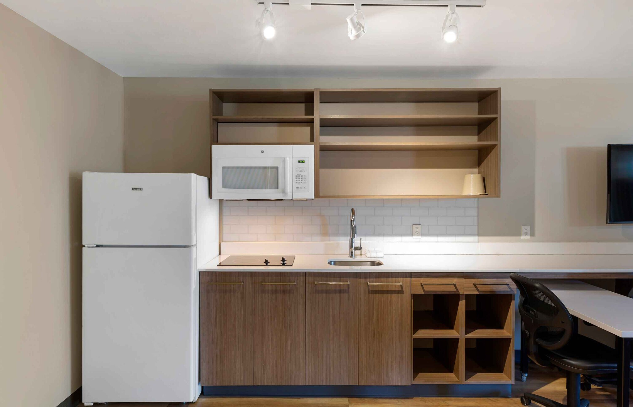 Building Photo - Furnished Studio-Providence - East Providence
