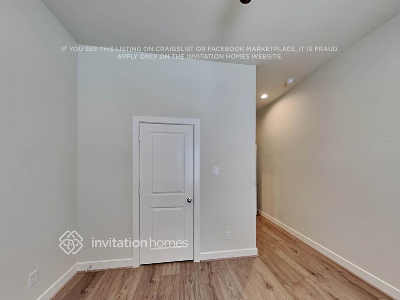 Building Photo - 709 Carriage Knls Dr