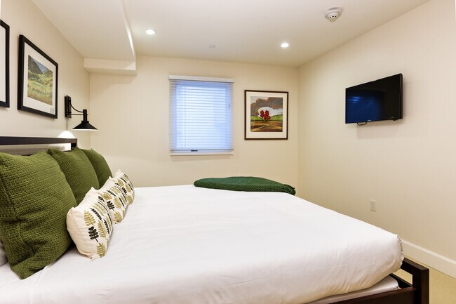 Building Photo - 611 S W End St