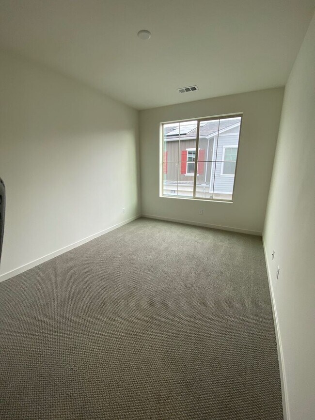 Building Photo - Beautiful 3 bed, 3 bath home in new community!