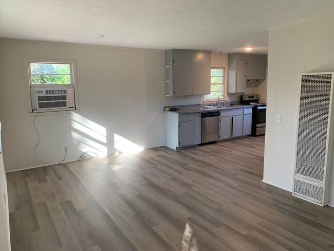 Building Photo - Precious 1BR/1BA Cottage On N Ross