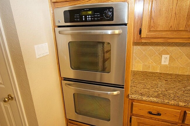 Building Photo - 1615 Greenleaf Oaks Dr