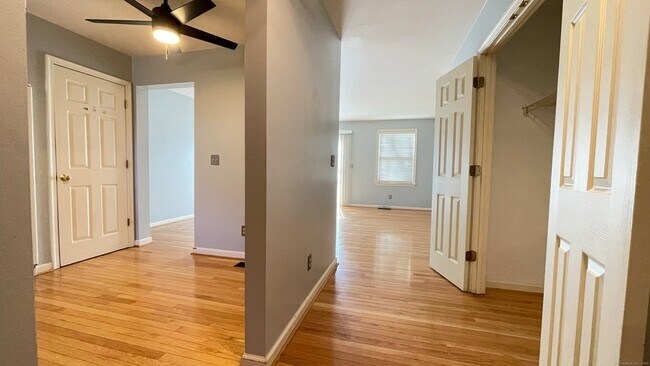Building Photo - 19 Hawthorne Dr
