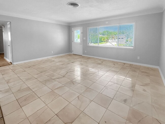 Building Photo - 3 Bed 2 Bath Home for Rent in Ideal Northeast St. Pete Neighborhood
