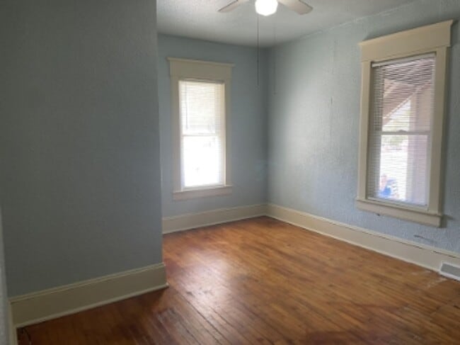 Building Photo - 406 Naymut St