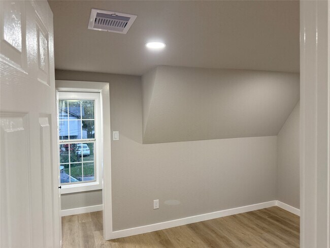 Building Photo - 5238 Pease St