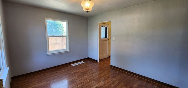 Building Photo - Charming 4 Bed, 2 Bath Home in Spokane! *S...