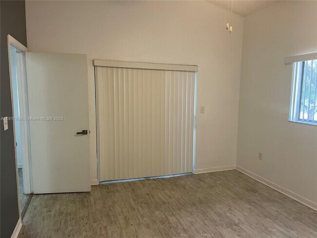 Building Photo - 2550 SW 18th Terrace