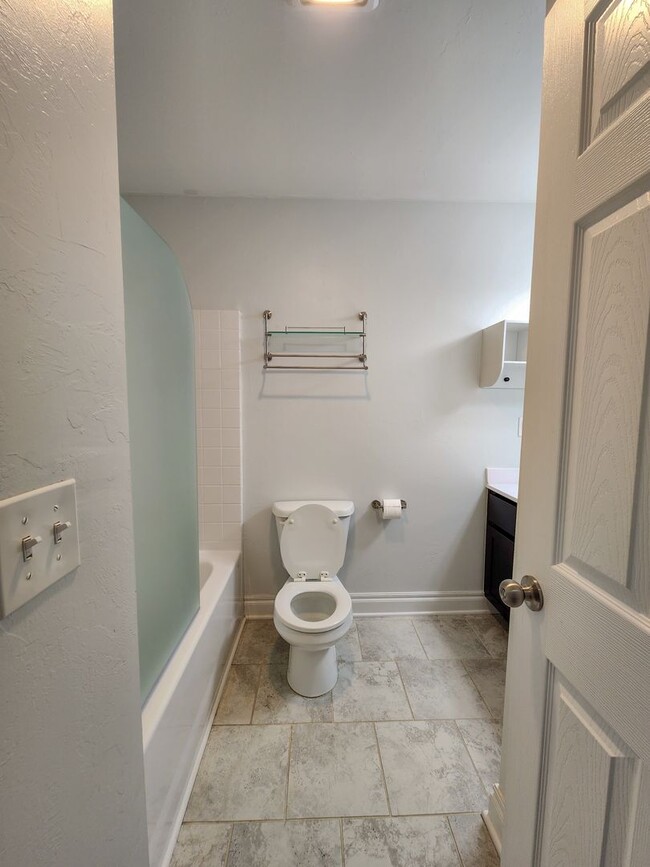 Building Photo - 3 bed, 2 bath home in Shawnee!