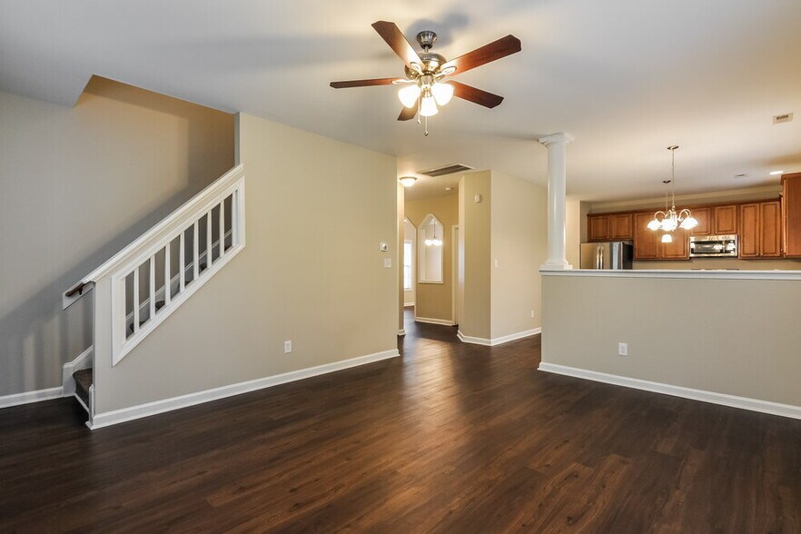 Building Photo - 4049 Laurel Glen Dr