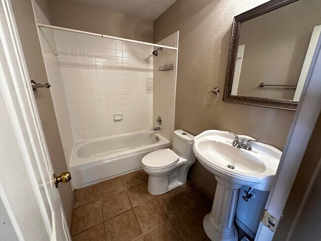 Building Photo - 800 Halter Dr SW