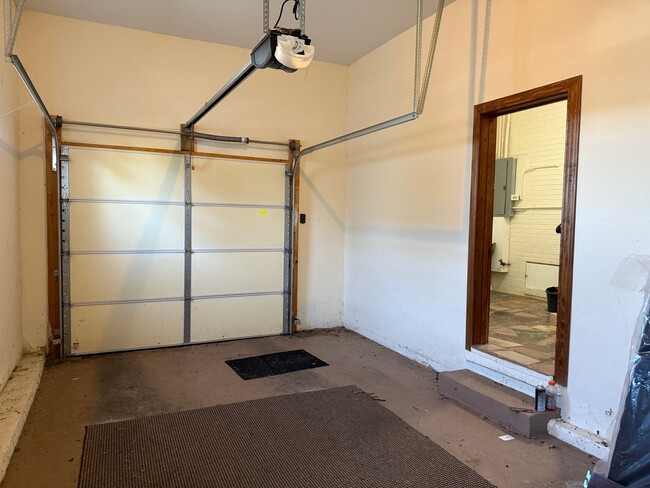 Building Photo - One Level Home! 3or 4 bedroom 1 bath with extra-large den, garage and extra storage on almost an ...