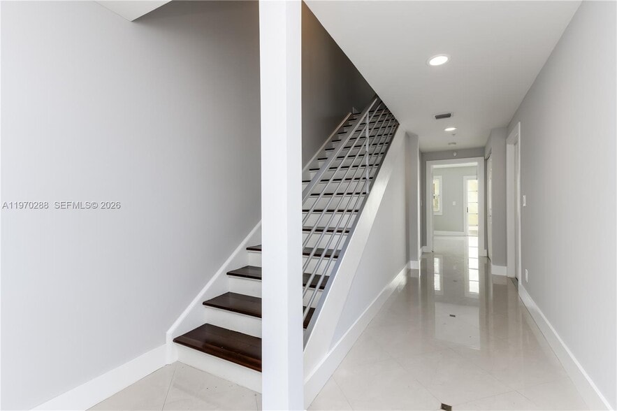 Building Photo - 623 NE 8th Ave