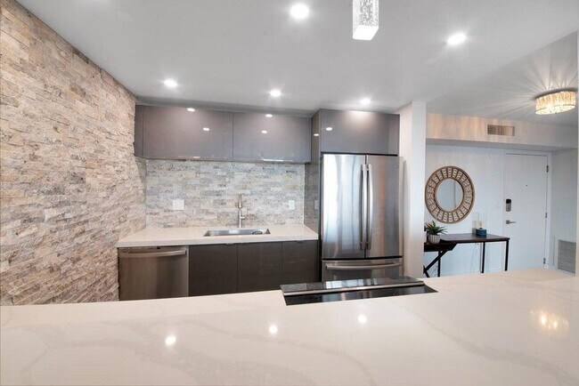 Building Photo - 2881 NE 33rd Ct