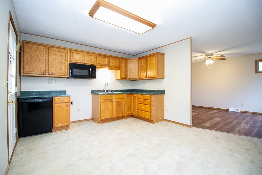 Building Photo - 731 Reineck Dr
