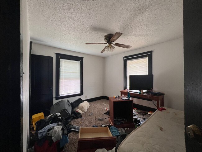 Building Photo - Over 2,000sf and 8 Bedrooms