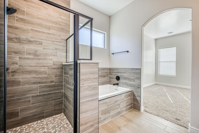 Building Photo - Beautiful East side House 4 bed-2.5 baths, part of The Overlook Casa Club that includes Swimming ...