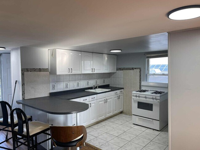 Building Photo - 170 Custer Ave