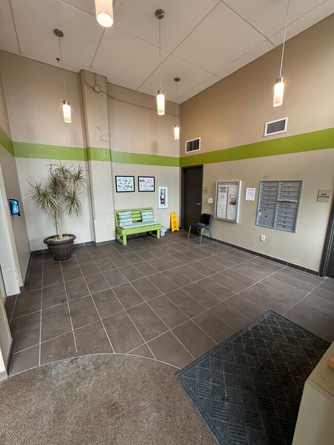Building Photo - Downtown Luxury Condo in a Newly Renovated...