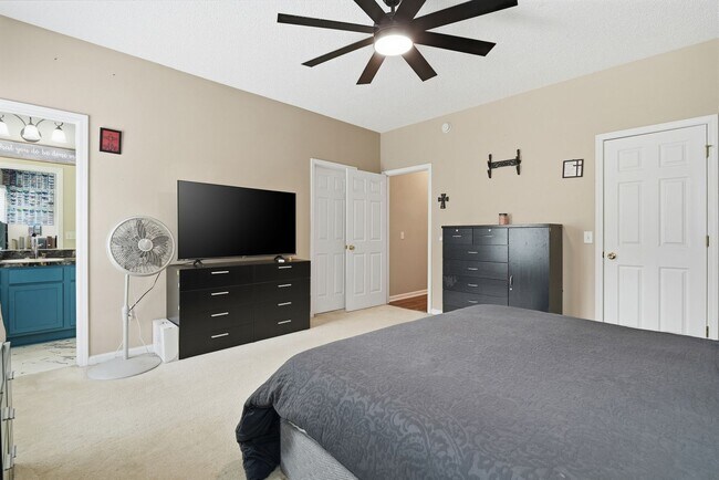 Building Photo - Charming 3BR Home in Richmond Hill with Pond View & Great Location!