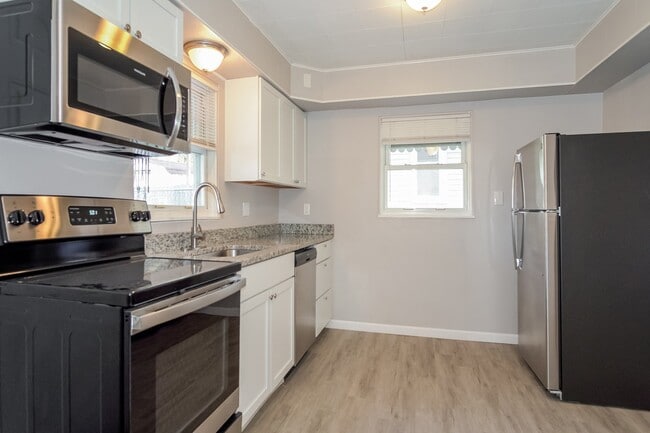Building Photo - 1260 Summerlea Ave