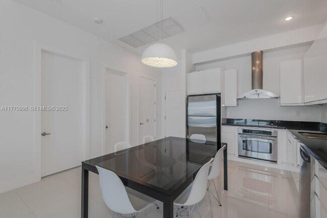 Building Photo - 2301 Collins Ave