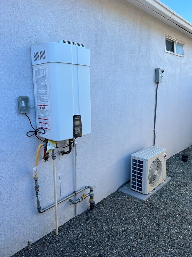 Building Photo - BEAUTIFUL DETACHED ADU WITH AC, NEW APPLIANCES, PRIVATE ENTRANCE, UPDATED KITCHEN AND MORE!!!