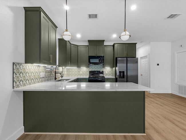 Building Photo - 900 Lucky St