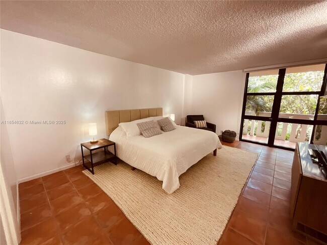 Building Photo - 1121 Crandon Blvd