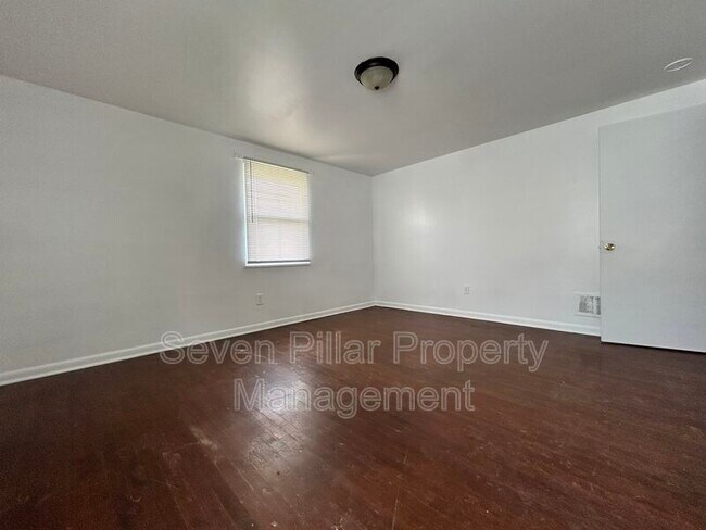 Building Photo - 339 S Napoleon Ave