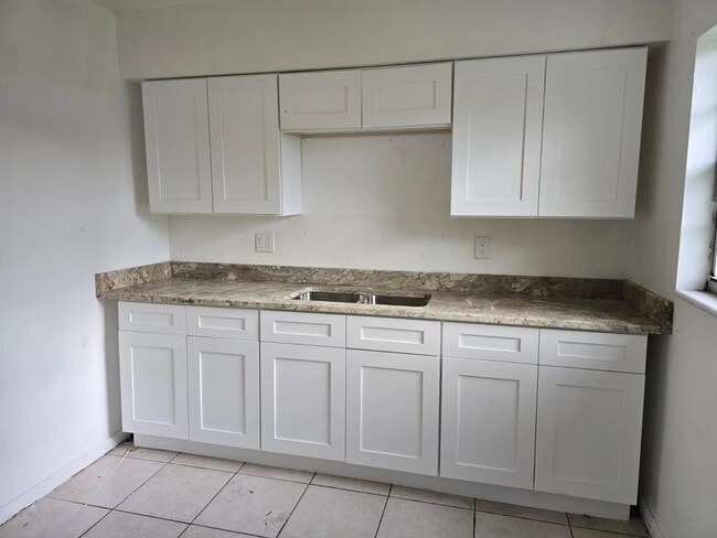 Building Photo - 1060 W Tee Cir