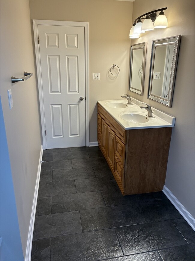 Building Photo - 127 Hickory Rd