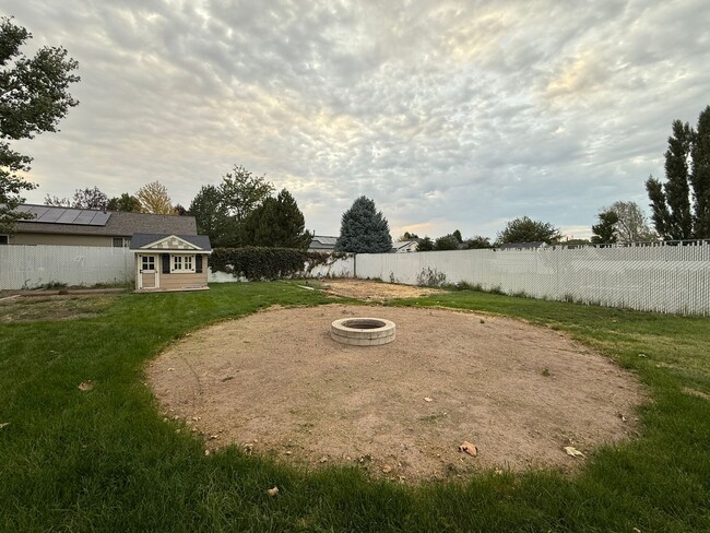 Building Photo - Spacious 5-Bedroom Home in Clinton!