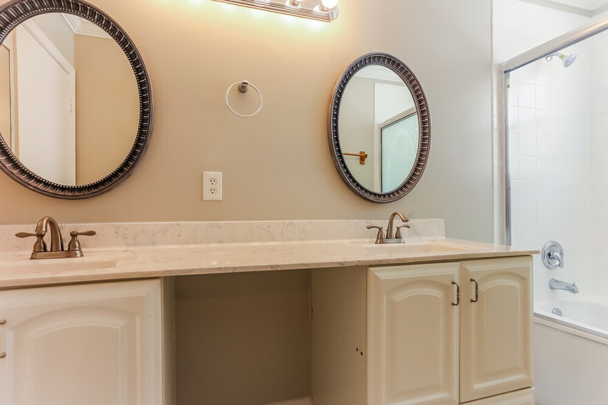 Building Photo - 6031 NW 42nd Way