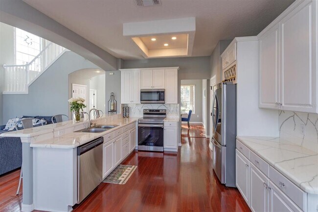Building Photo - 1703 Golfview Dr