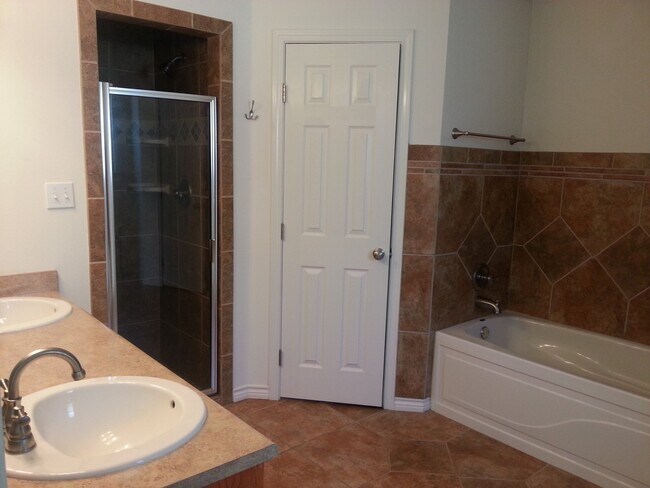 Building Photo - 3306 Edgewood Dr