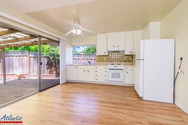 Building Photo - Lovely Cul-De-Sac Home | New Flooring & Paint