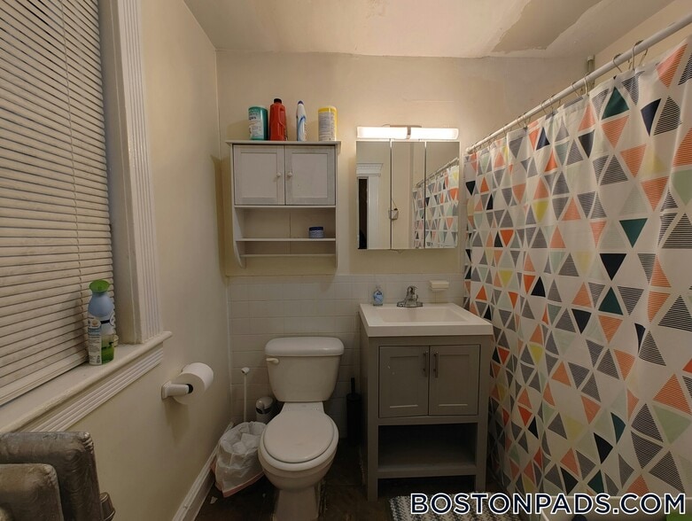 Building Photo - 447 Park Dr