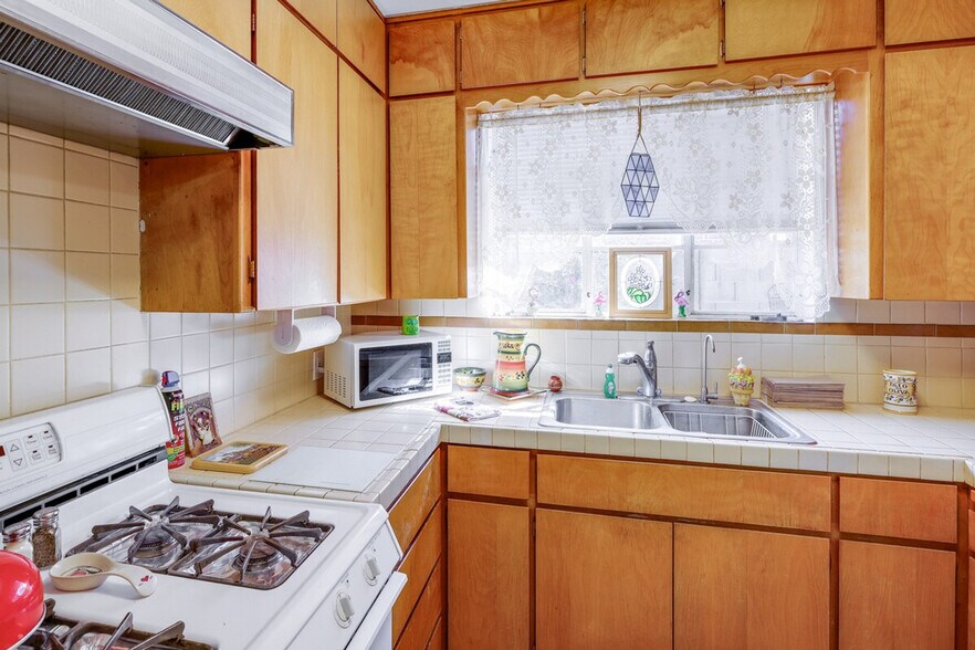 Building Photo - 331 W Windsor Ave