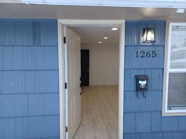 Primary Photo - Remodeled! One level, 2 bdrm 1 bath end un...