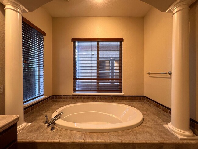 Building Photo - Large Home located in the Gated Community of Dorado in S. Reno